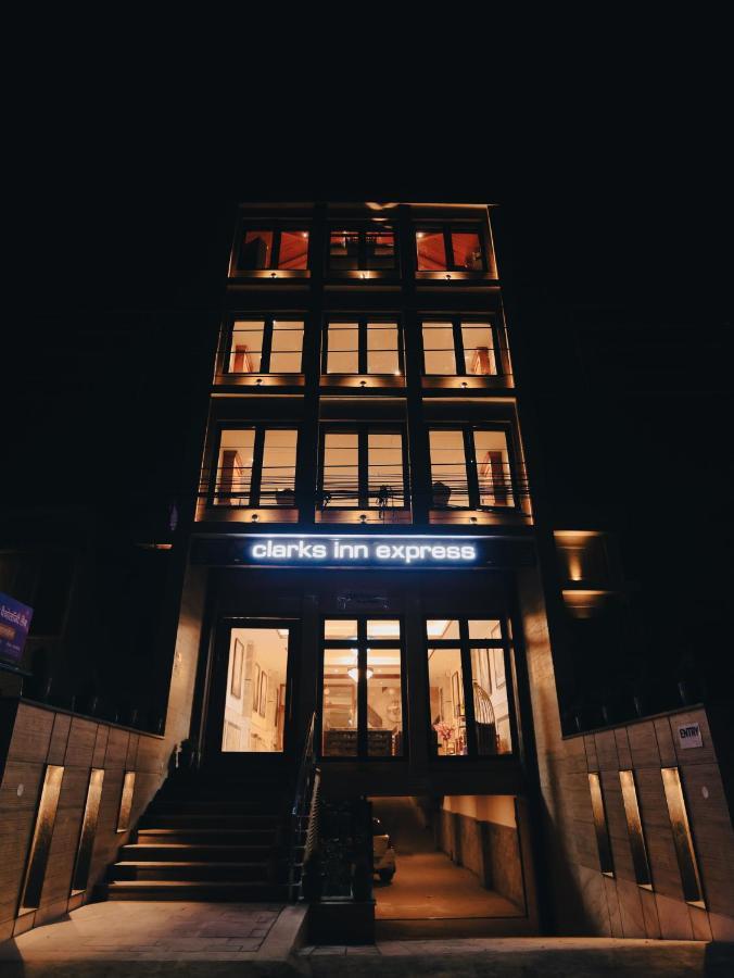 Clarks Inn Express, Dehradun Eksteriør bilde