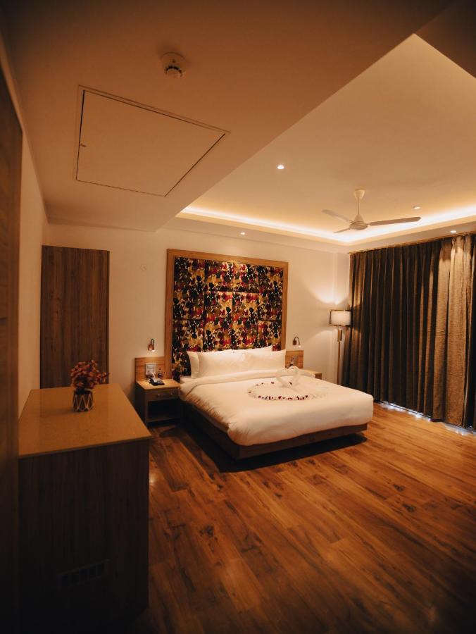 Clarks Inn Express, Dehradun Eksteriør bilde